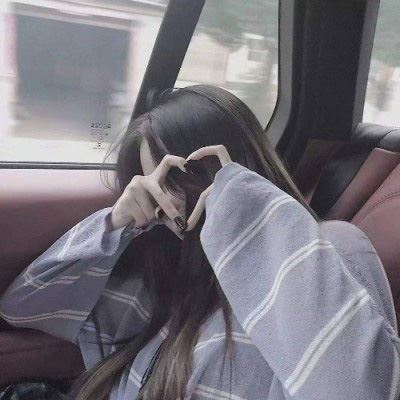 比心头像女生真人图片个性女生比心手势头像 比心的头像女生