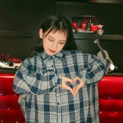 比心头像女生真人图片个性女生比心手势头像 比心的头像女生