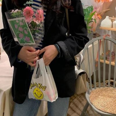 捧花的女生头像 女生拿花部位头像