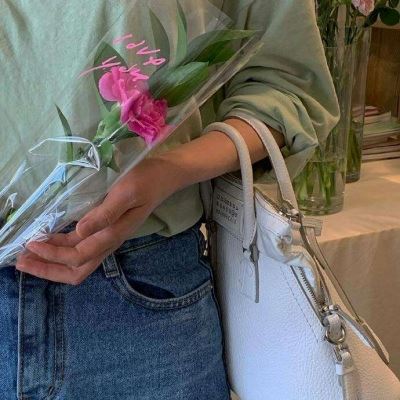 捧花的女生头像 女生拿花部位头像