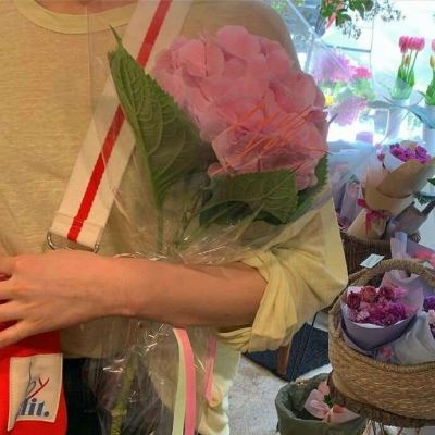 捧花的女生头像 女生拿花部位头像