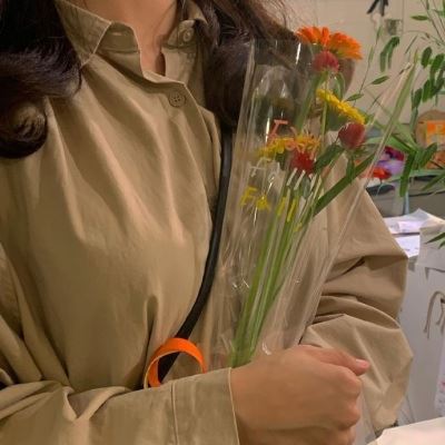 捧花的女生头像 女生拿花部位头像