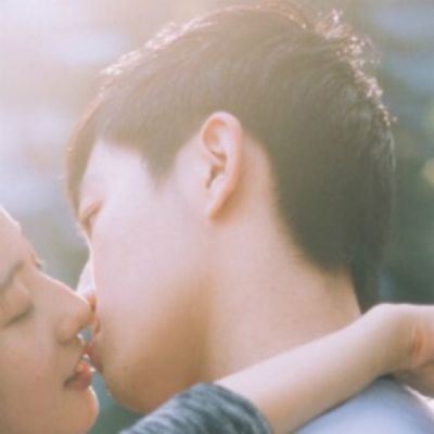 亲嘴头像图片情侣一对双人情侣头像拥抱亲吻 亲嘴的情侣头像两张 一人一半