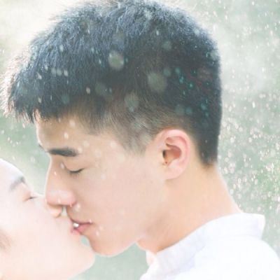 亲嘴头像图片情侣一对双人情侣头像拥抱亲吻 亲嘴的情侣头像两张 一人一半