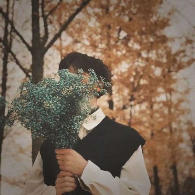 唯美的情侣头像一左一右 手捧鲜花的情侣头像一左一右