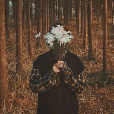 唯美的情侣头像一左一右 手捧鲜花的情侣头像一左一右