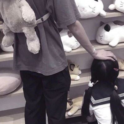 真人情侣头像摸头 一左一右 摸头的情头一人一半真人