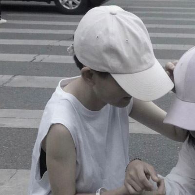 真人情侣头像摸头 一左一右 摸头的情头一人一半真人