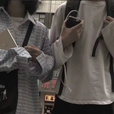 情侣头像上半身不露头两张一对 个性情侣头像下半身
