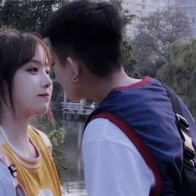 好看的情侣头像亲嘴巴的 亲嘴的头像情头