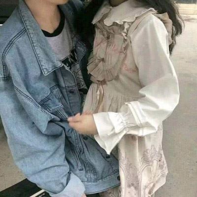 情侣头像上半身不露头两张一对 情侣头像不露脸一人一半