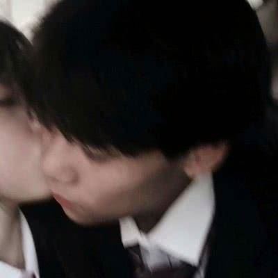 亲吻的情侣头像两张 情侣头像亲亲一对两张