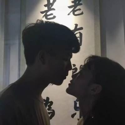亲吻的情侣头像两张 情侣头像亲亲一对两张