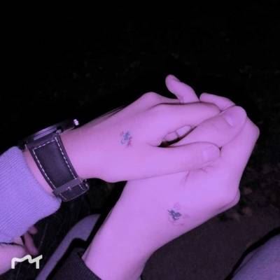 情侣头像一前一后牵手一人一张 情侣头像牵手照只有手一对