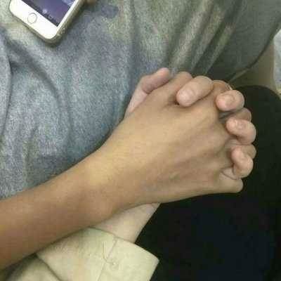 情侣头像一前一后牵手一人一张 情侣头像牵手照只有手一对