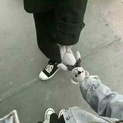 情侣头像一前一后牵手一人一张 情侣头像牵手照只有手一对