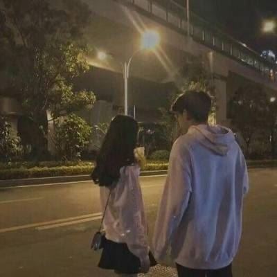 手拉手情侣头像一对两张 牵手的情侣头像一人一张