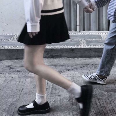 手拉手情侣头像一对两张 牵手的情侣头像一人一张