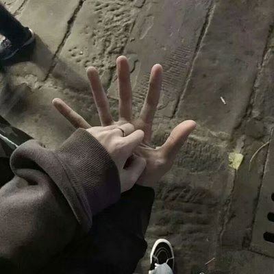 手拉手情侣头像一对两张 情侣头像手拉手的图片