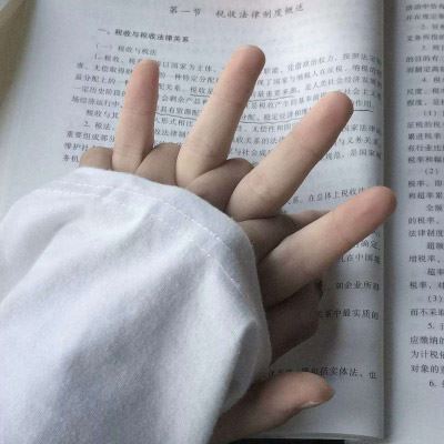 手拉手情侣头像一对两张 情侣头像手拉手的图片