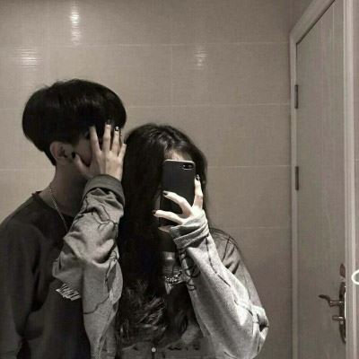 踮脚亲亲低头抱抱情侣头像 情头 情侣 双人手牵手