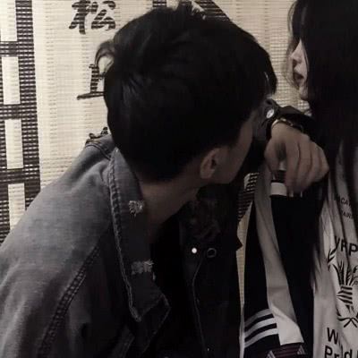 踮脚亲亲低头抱抱情侣头像 情头 情侣 双人手牵手