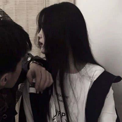 踮脚亲亲低头抱抱情侣头像 情头 情侣 双人手牵手