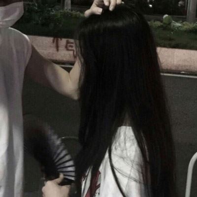 踮脚亲亲低头抱抱情侣头像 情头 情侣 双人手牵手
