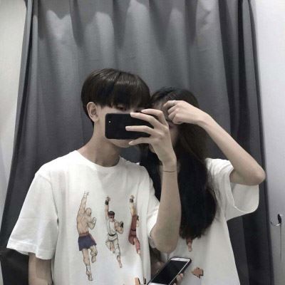 踮脚亲亲低头抱抱情侣头像 情头 情侣 双人手牵手