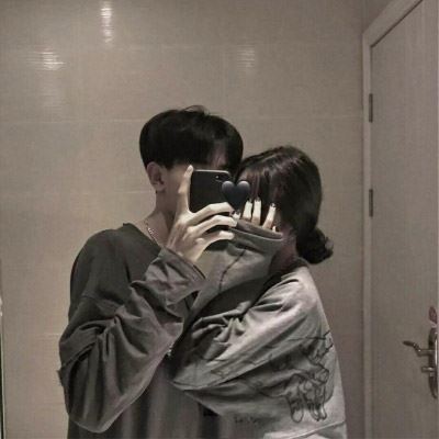 踮脚亲亲低头抱抱情侣头像 情头 情侣 双人手牵手