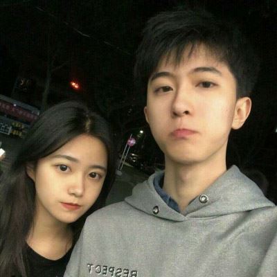 踮脚亲亲低头抱抱情侣头像 情头 情侣 双人手牵手