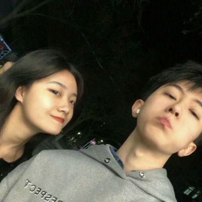 踮脚亲亲低头抱抱情侣头像 情头 情侣 双人手牵手