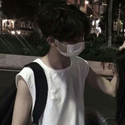 踮脚亲亲低头抱抱情侣头像 情头 情侣 双人手牵手