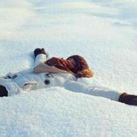 雪地女生头像 雪地女孩背影唯美图片
