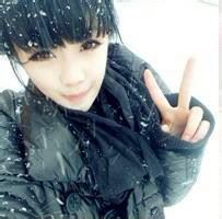 雪地女生头像 雪地女孩背影唯美图片