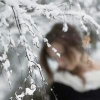 雪地女生头像 雪地女孩背影唯美图片