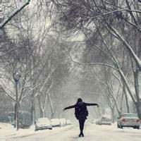 雪地女生头像 雪地女孩背影唯美图片