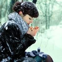 雪地女生头像 雪地女孩背影唯美图片
