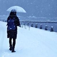 雪地女生头像 雪地女孩背影唯美图片