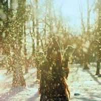 雪地女生头像 雪地女孩背影唯美图片