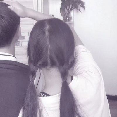 四个人一起用的情侣头像 头像两人一人一张情侣