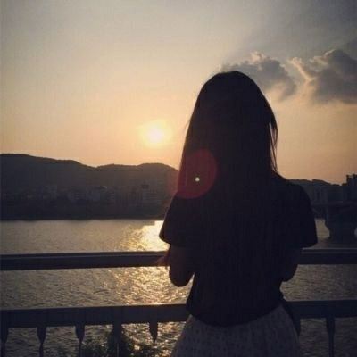 情侣头像海边夕阳背影一男一女 男生 情侣头像夕阳海边侧颜