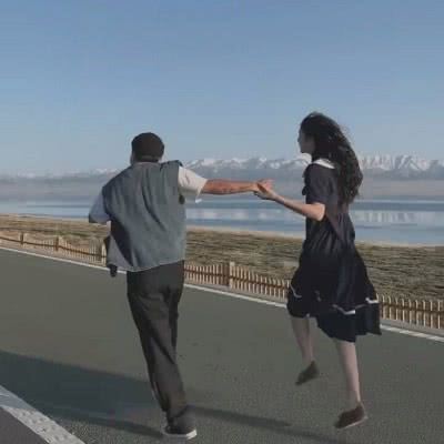 情侣头像一前一后牵手一人一张 情侣一前一后牵手照片最新