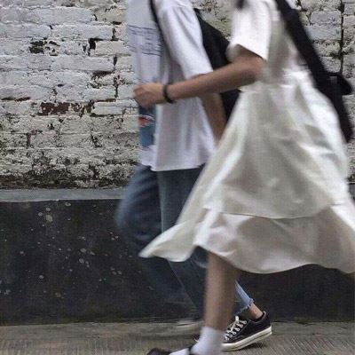 情侣头像一前一后牵手一人一张 情侣一前一后牵手照片最新