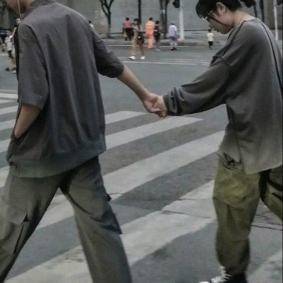 情侣头像一前一后牵手一人一张 情侣一前一后牵手照片最新