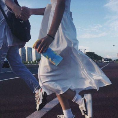 情侣头像一前一后牵手一人一张 情侣一前一后牵手照片最新