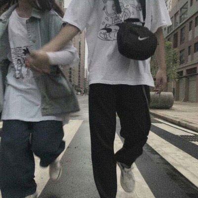 情侣头像一前一后牵手一人一张 情侣一前一后牵手照片最新