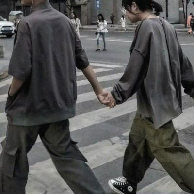 情侣头像一前一后牵手一人一张 情侣一前一后牵手照片最新