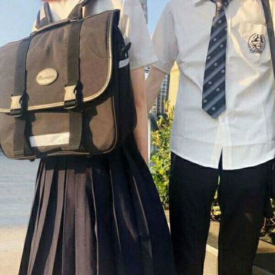情侣头像学生校服版的一对 学生情侣头像 校服卡通图片