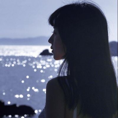 蓝系女生头像唯美真人 蓝色系个性女生头像